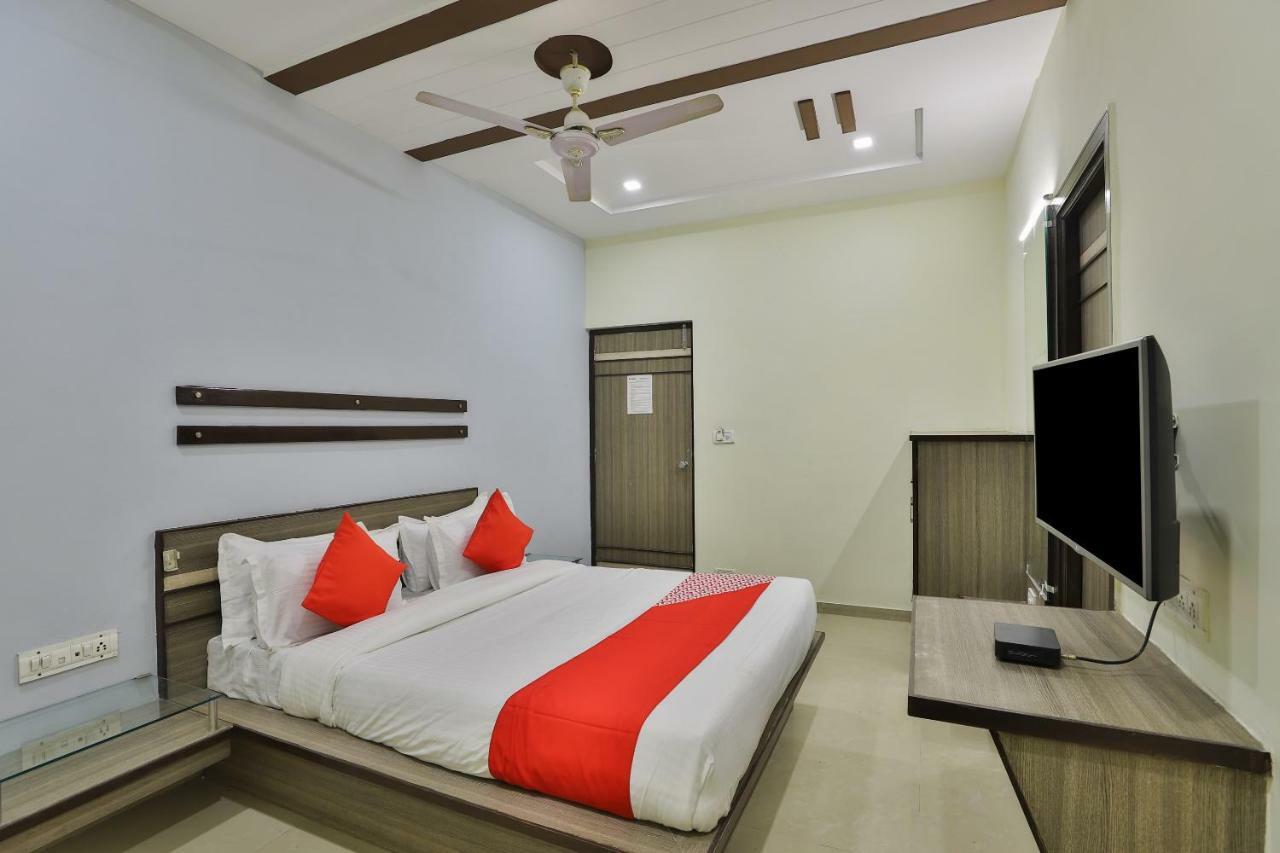 Oyo Flagship 19003 Rudra Mahal Hotel 3*