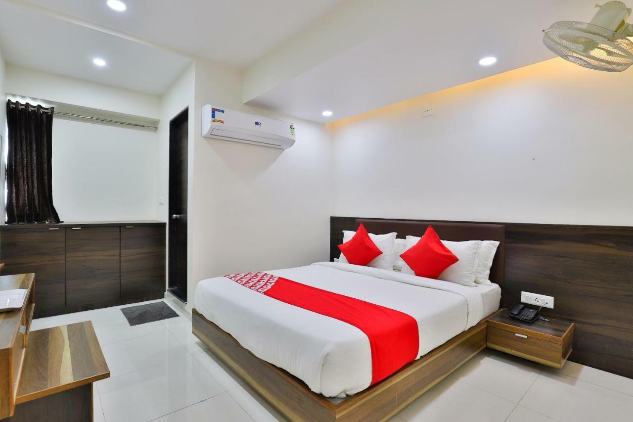 Hotel Oyo 25009 Crystal