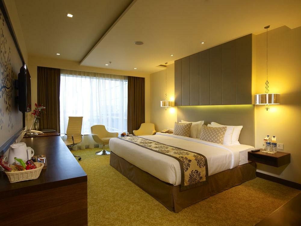 Renaissance Hotel 5*
