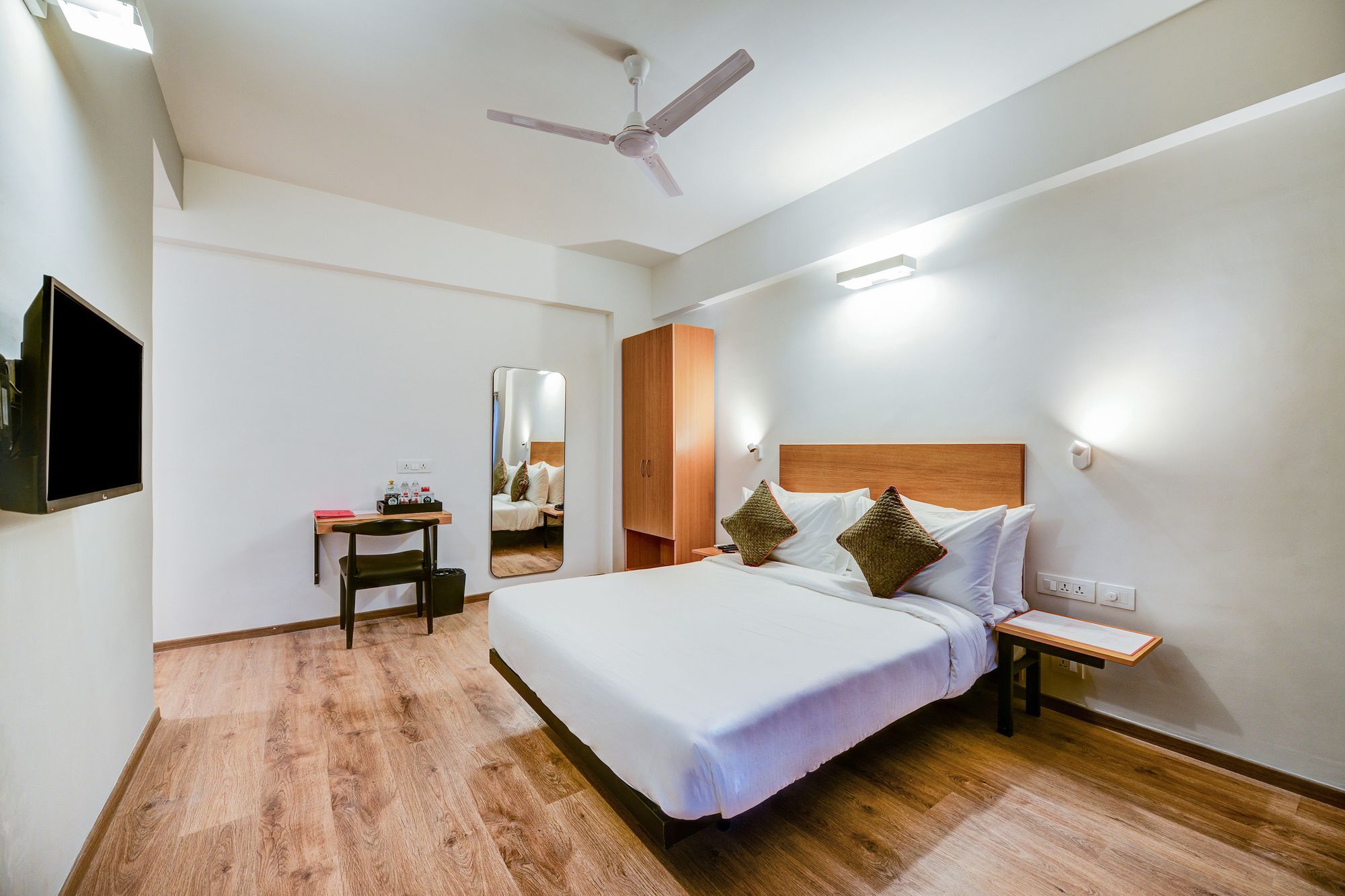 Oyo Townhouse 30 Ashram Road Hotel Ahmedabad