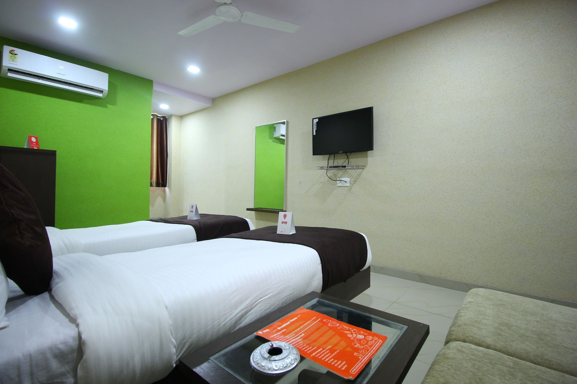 Vaccinated Staff- Oyo 8692 Vibrant Regency 3*
