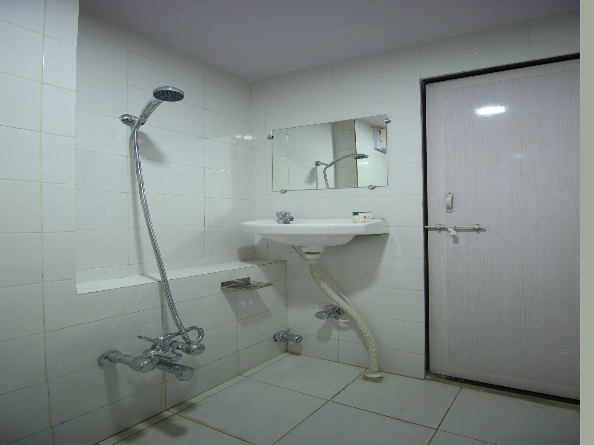 Vaccinated Staff- Oyo 8692 Vibrant Regency 3* Ahmedabad