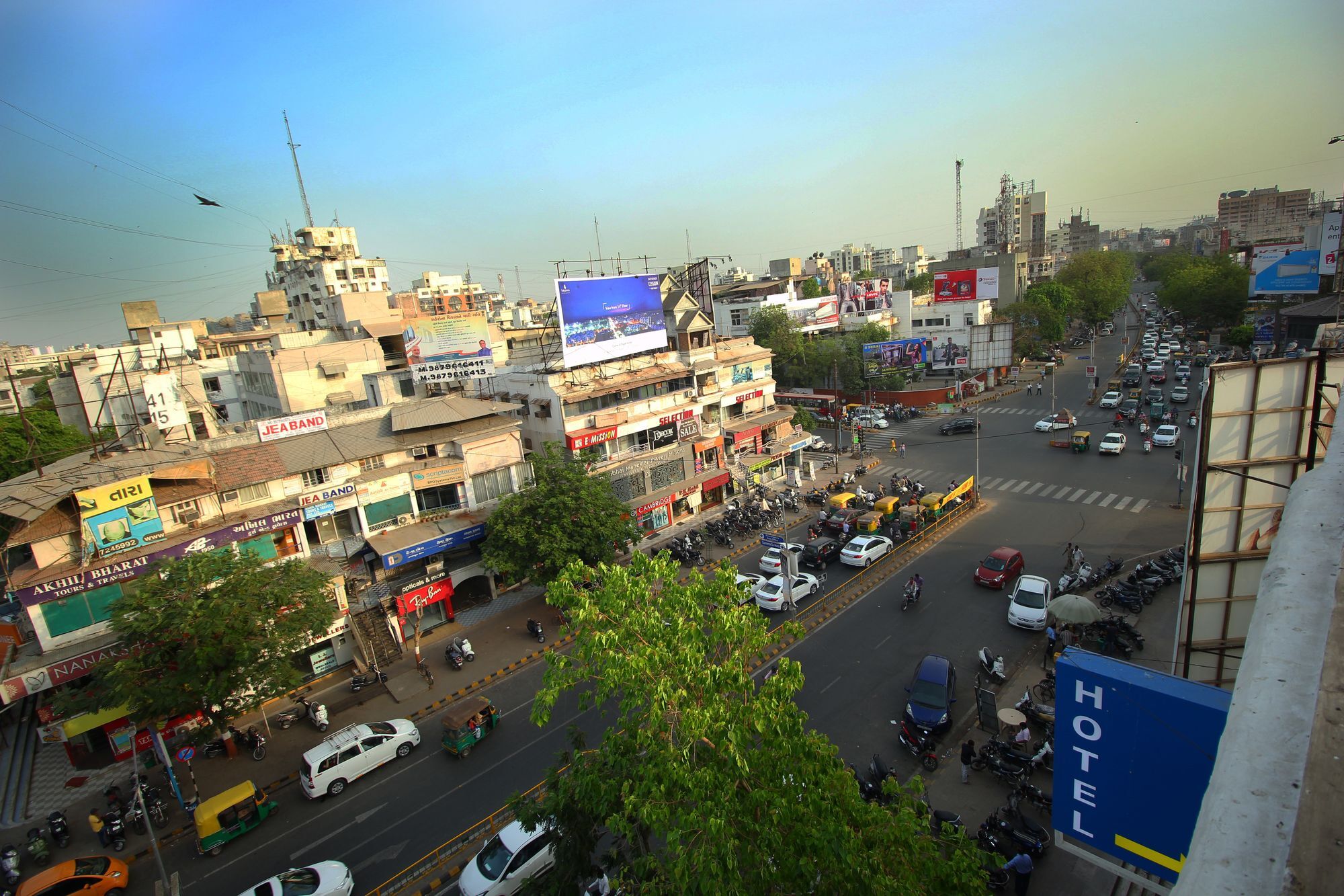 Hotel Vaccinated Staff- Oyo 8692 Vibrant Regency Ahmedabad