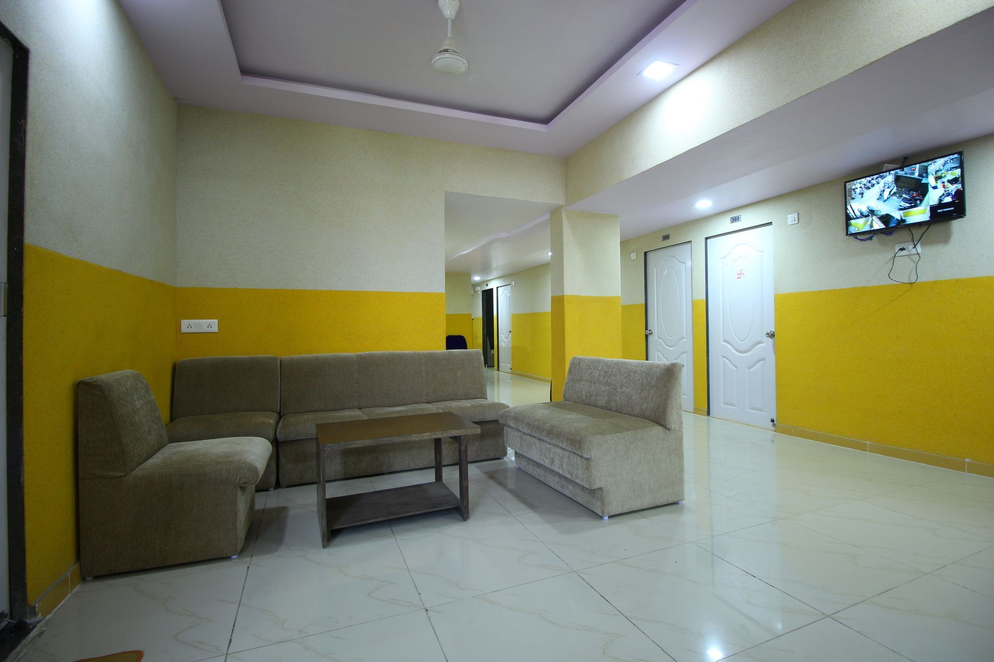 Vaccinated Staff- Oyo 8692 Vibrant Regency 3* Ahmedabad