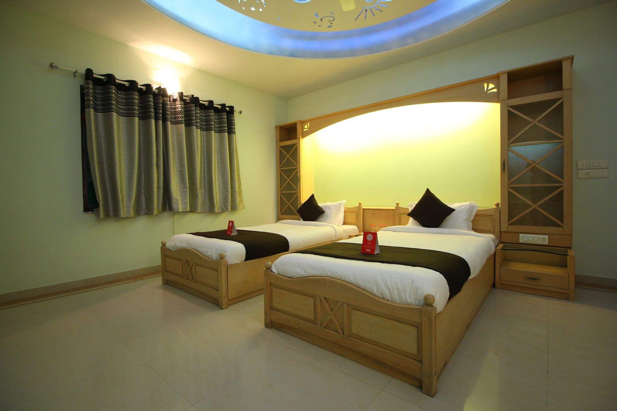 Oyo 8949 Atman Hotel 3*