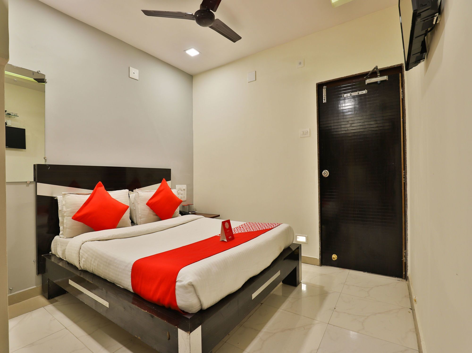 Oyo 13535 Aakash Hotel
