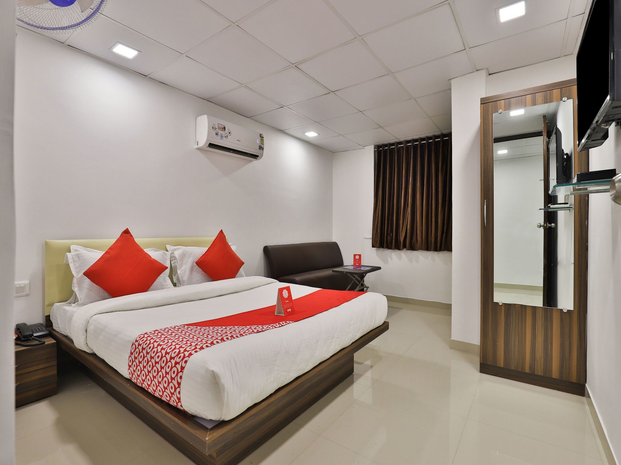 Oyo 12229 Sarvagya Hotel 2*