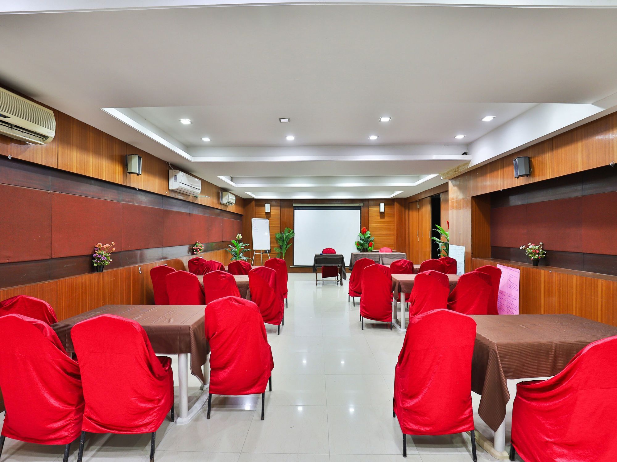 Capital O 15537 Dev Corporate Ahmedabad