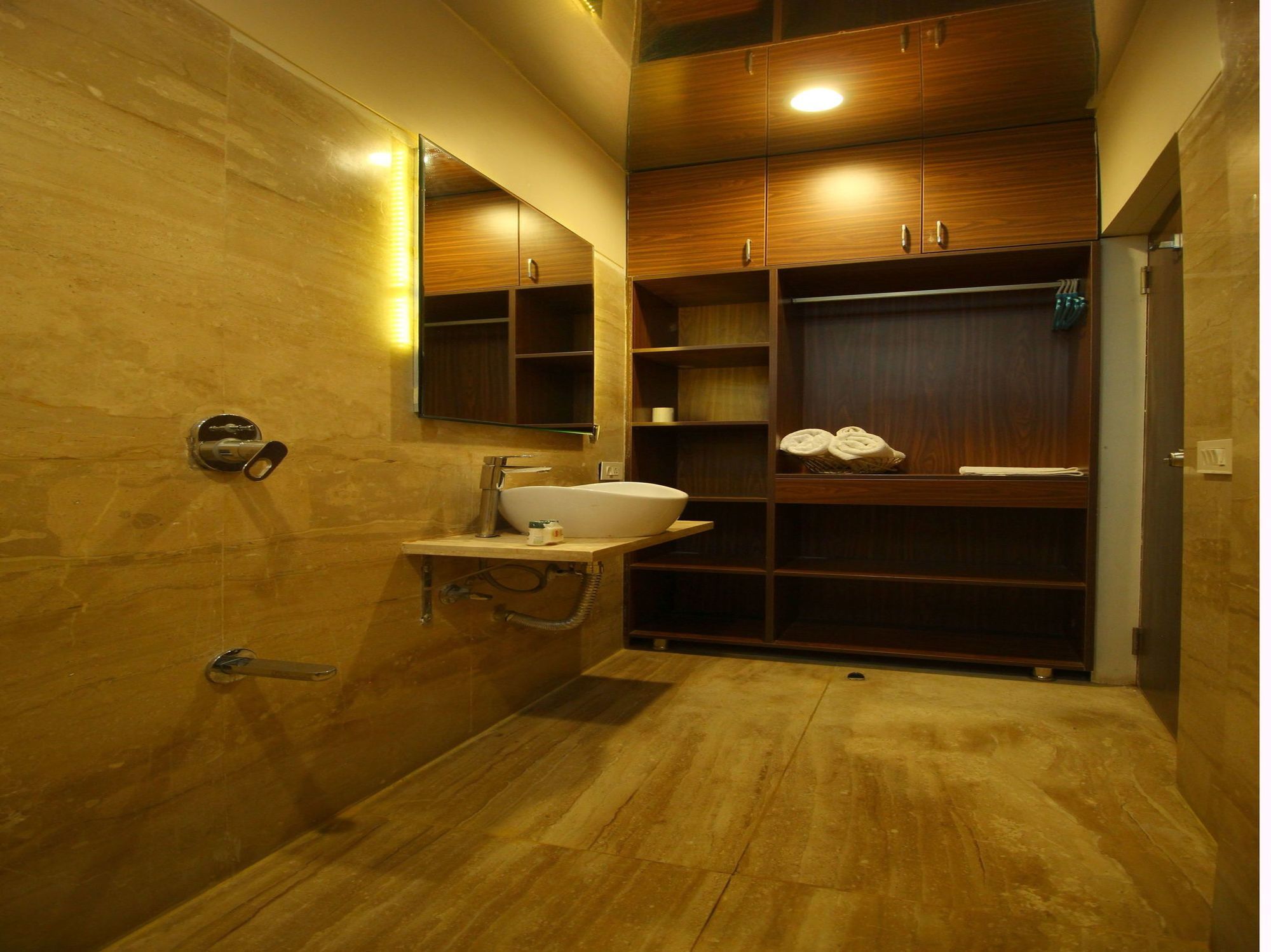 Oyo 8992 Kyra Hotel Ahmedabad