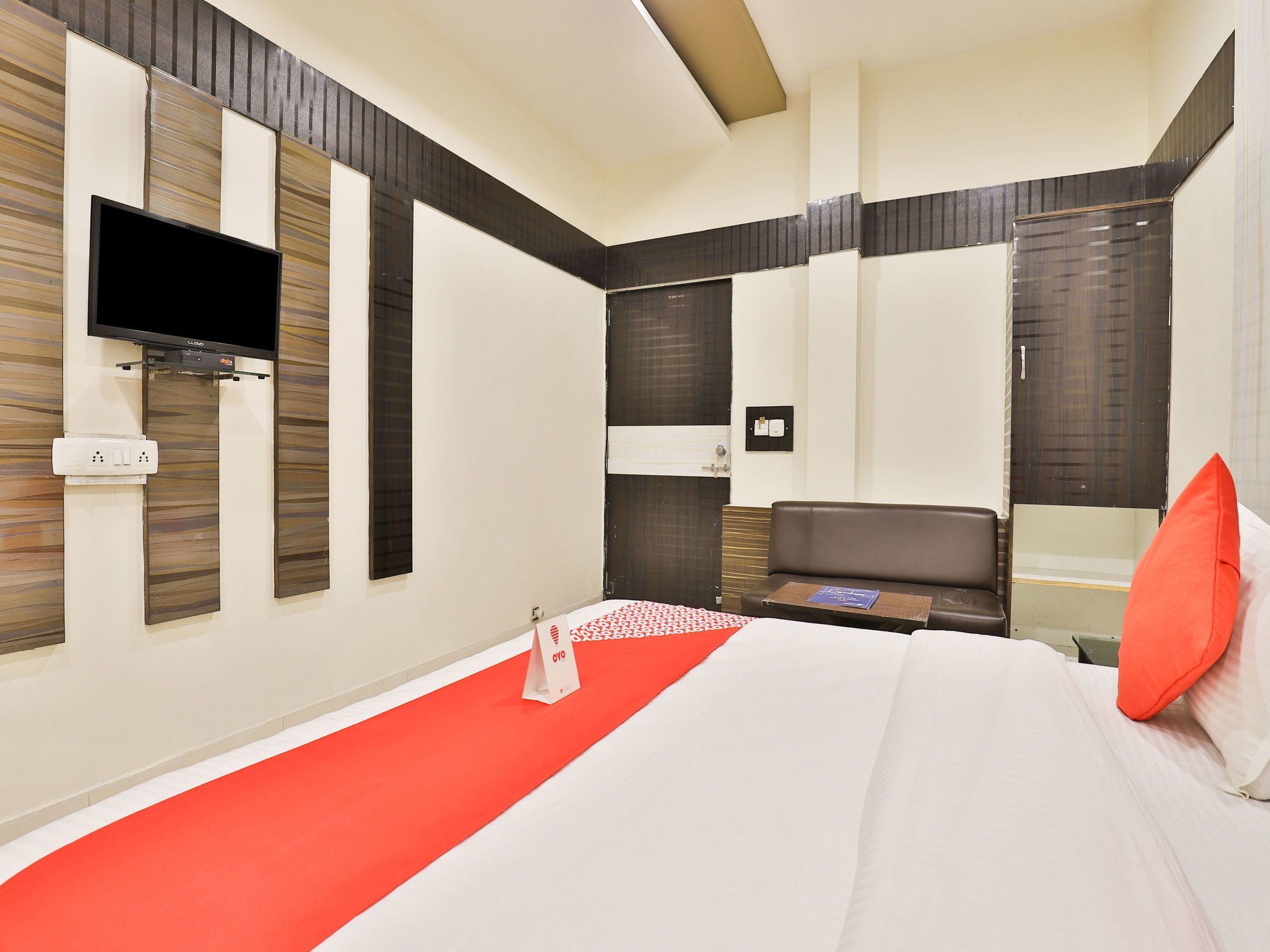 Oyo 11610 Shreenath Hotel Ahmedabad