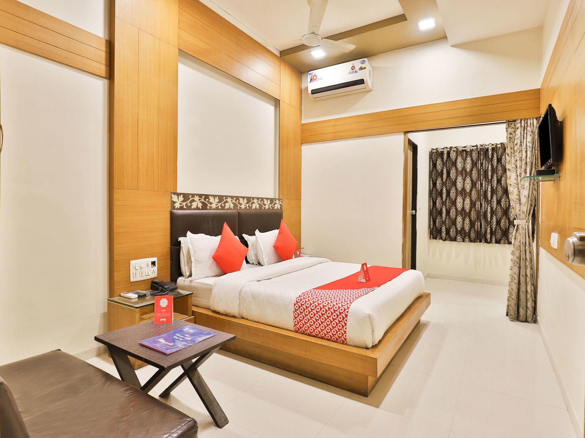 Oyo 11610 Shreenath Hotel Ahmedabad