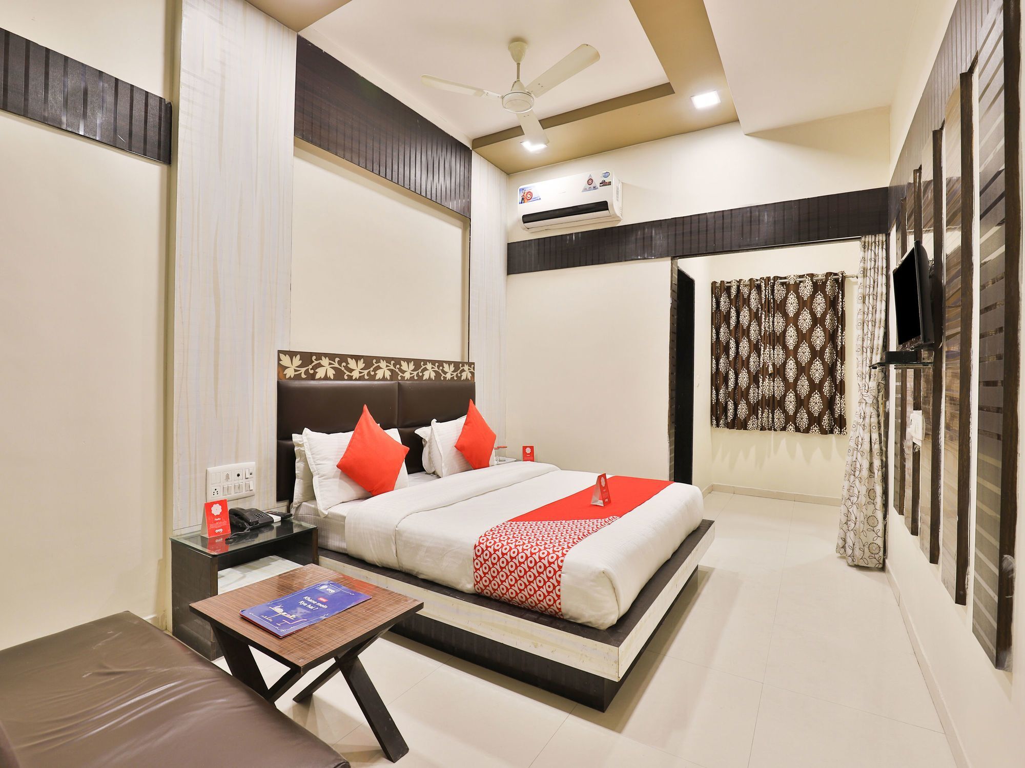 Oyo 11610 Shreenath Ahmedabad