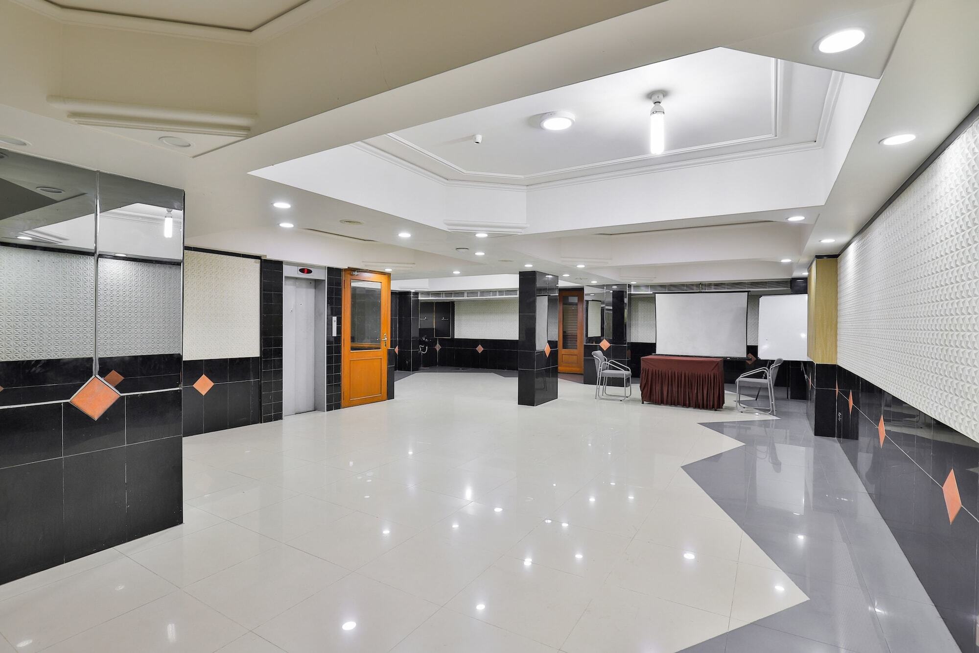 Capital O 18973 Summit Hotel 3*