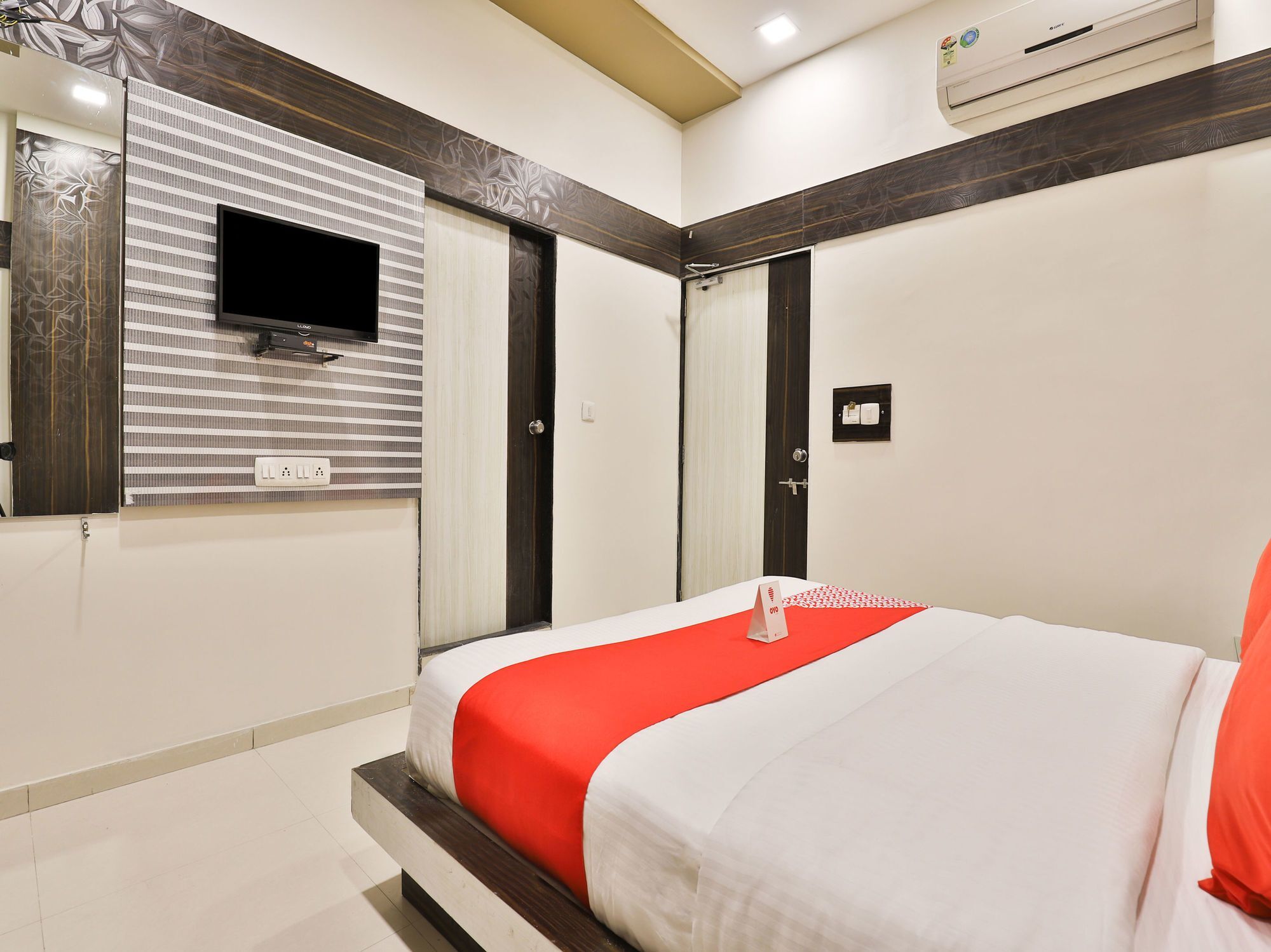 Oyo 11610 Shreenath Ahmedabad