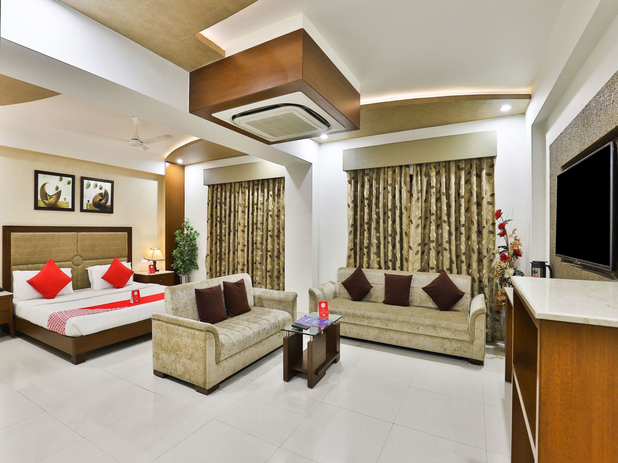 Oyo 13253 The Grand Vinayak 3*