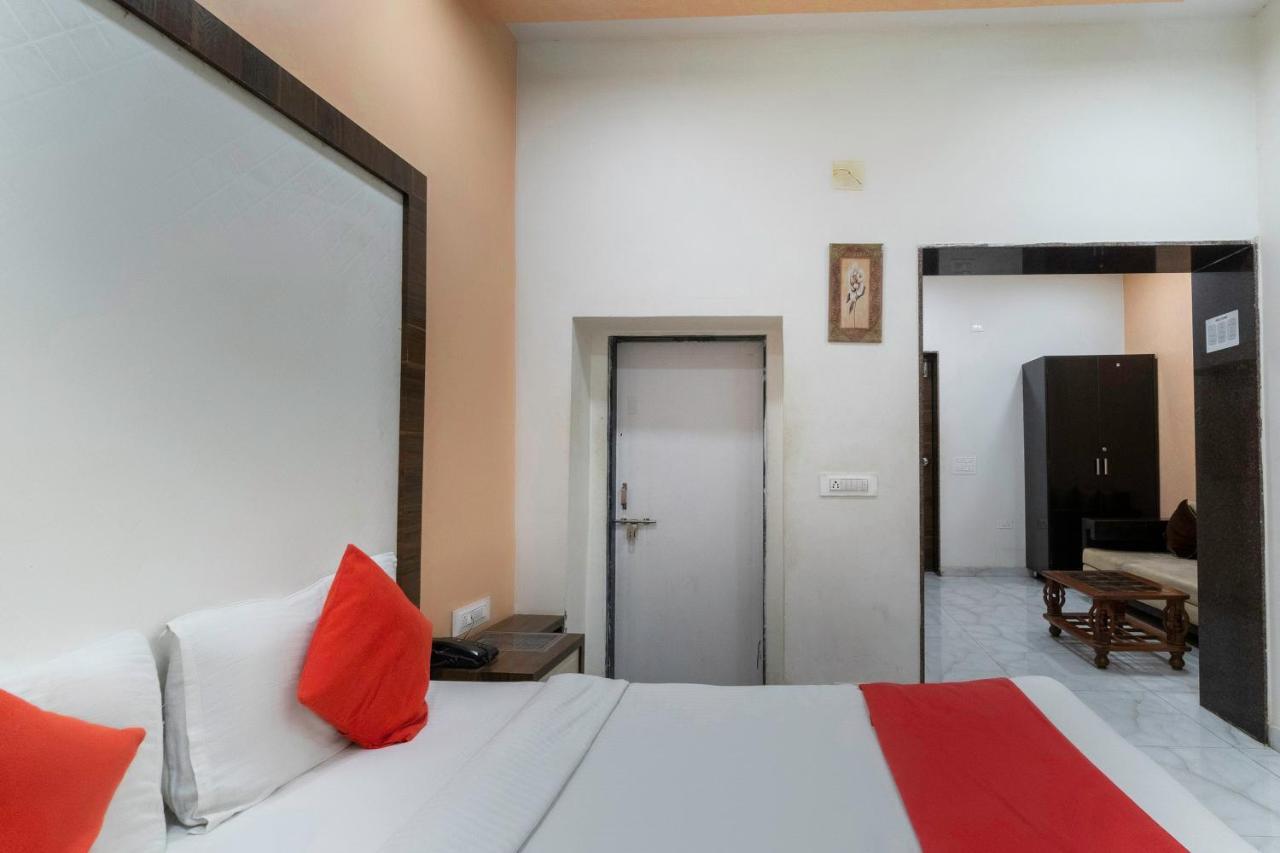 Oyo 13535 Aakash Hotel 3*