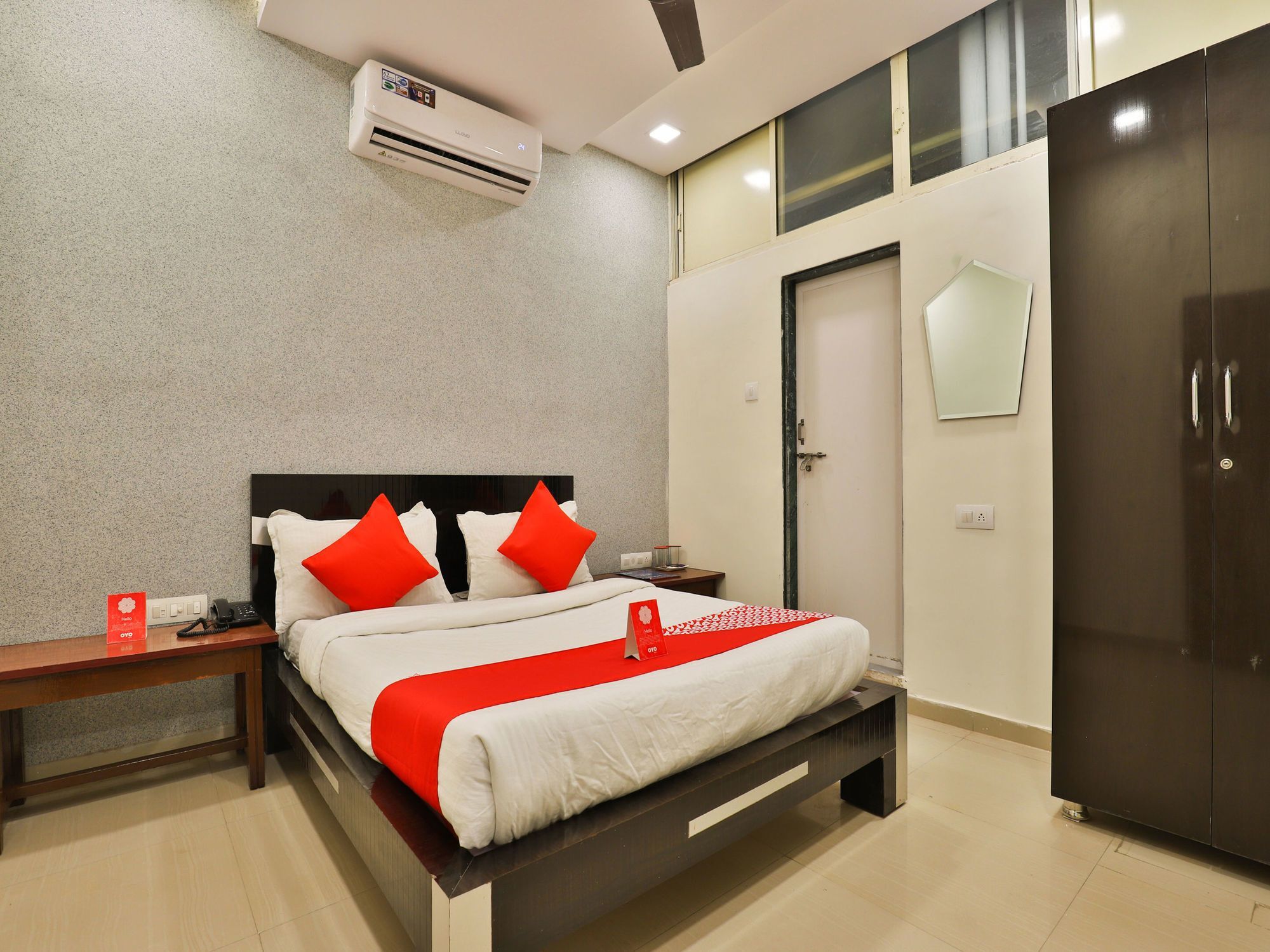 Hotel Oyo 13535 Aakash Ahmedabad