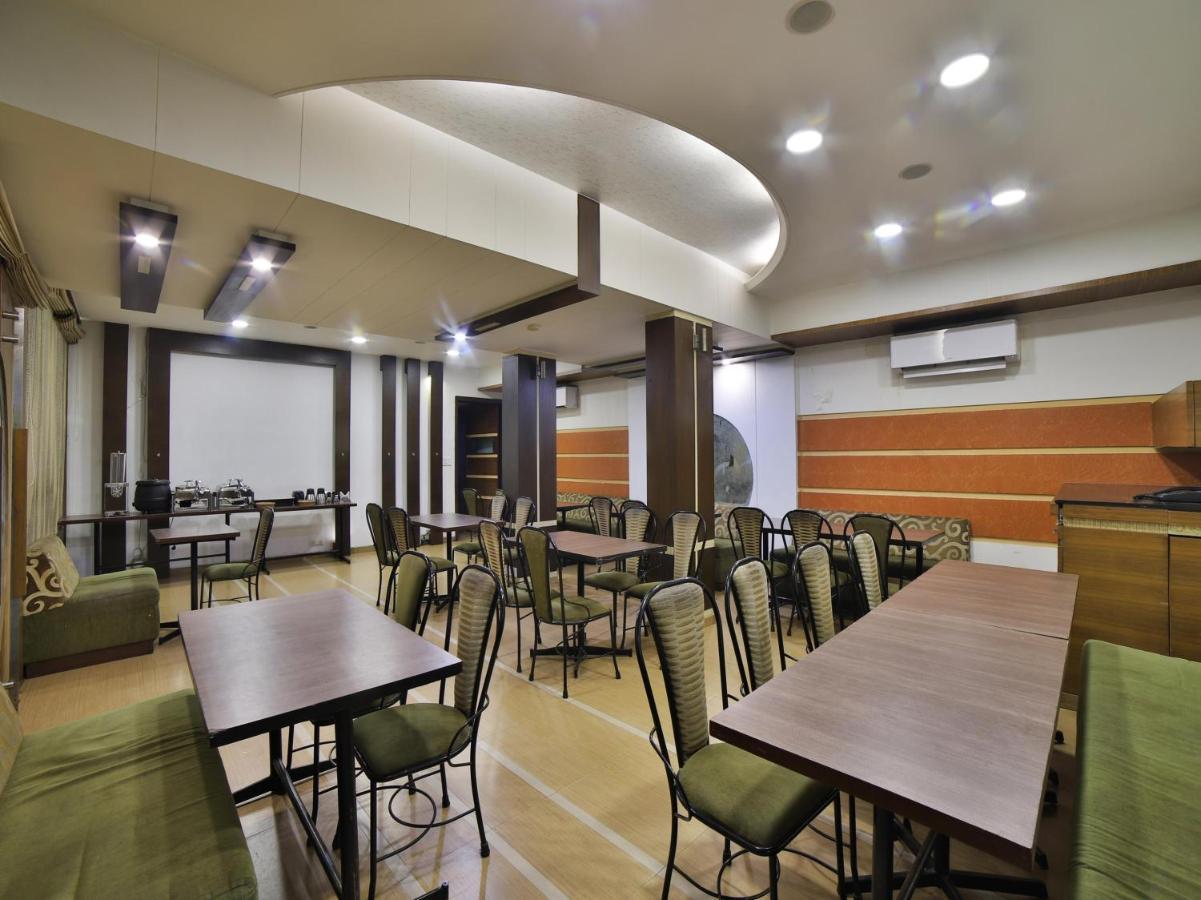 Collection O 17189 Kanak Ashram Road Hotel 3*