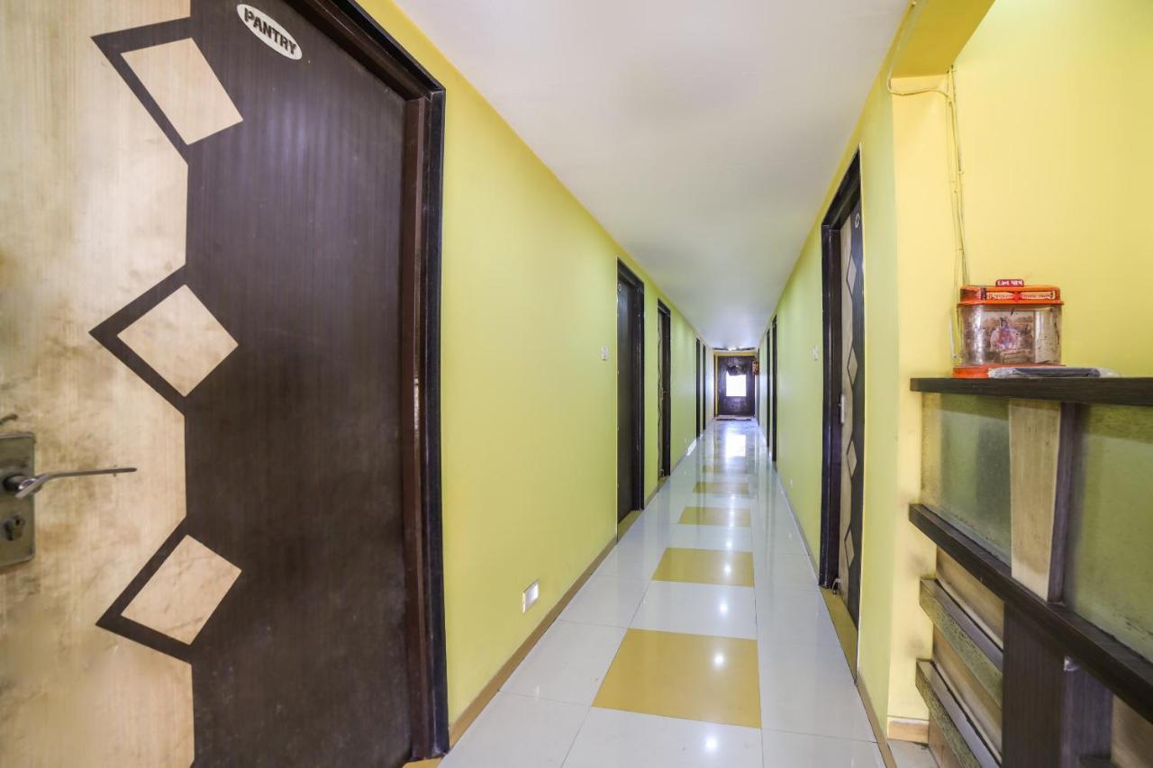 Oyo 69877 Sarthi Residency 3*