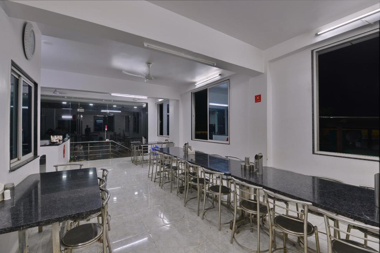 Hotel Oyo 2427 Raj Palace