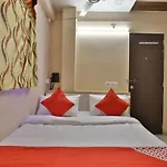 Oyo 39829 Kum Kum Palace Hotel