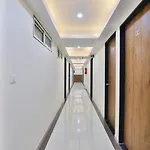 Oyo 25009 Hotel Crystal