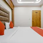 Super Oyo Hotel Safari Inn