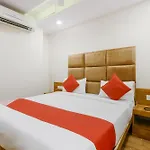 Super Oyo Hotel Safari Inn