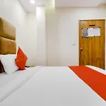 Super Oyo Hotel Safari Inn