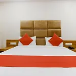 Super Oyo Hotel Safari Inn