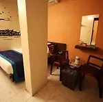 Oyo Rooms Maninagar Station 3