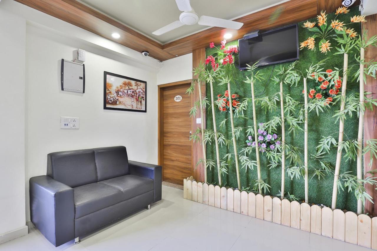 Oyo 15417 Red Rose Hotel Ahmedabad