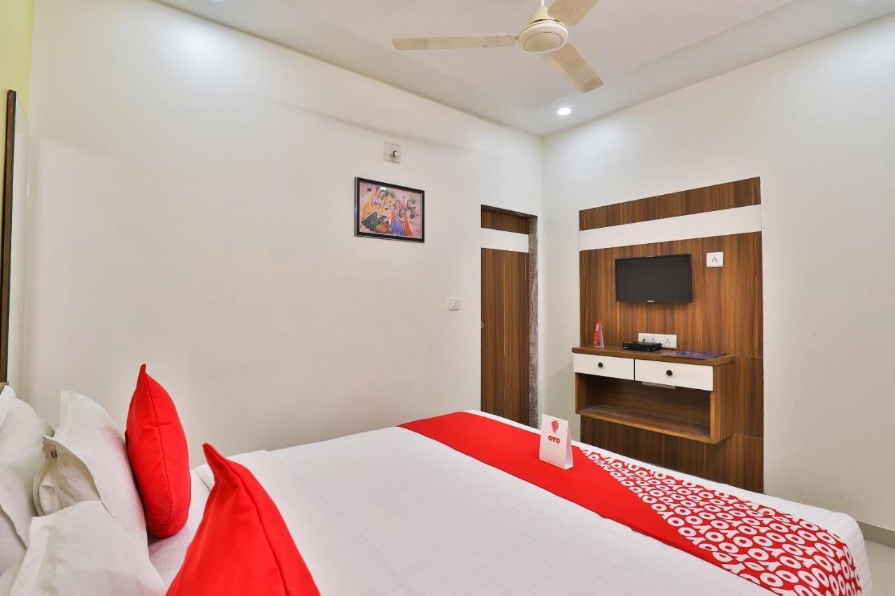 Hotel Oyo 15417 Red Rose Ahmedabad