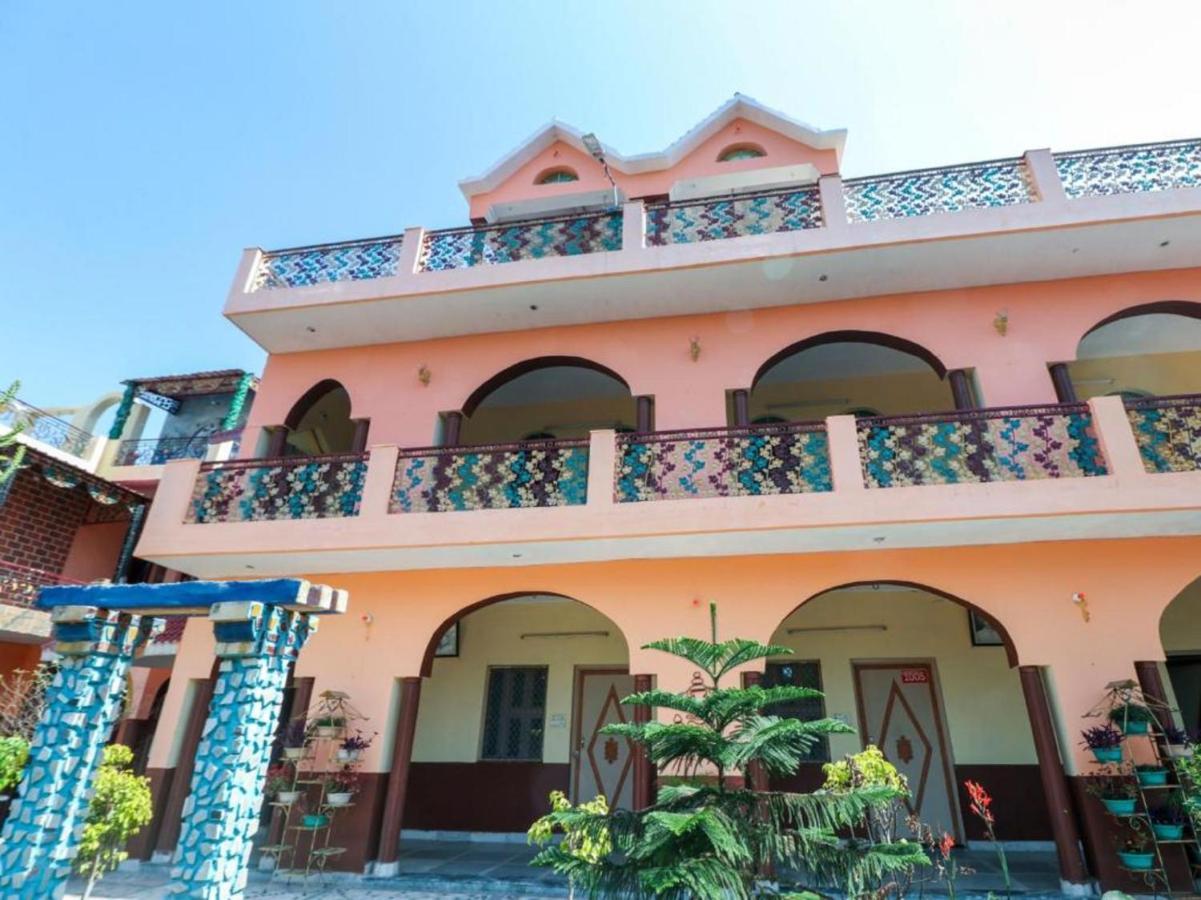 Hotel Oyo 67789 Savera Ahmedabad