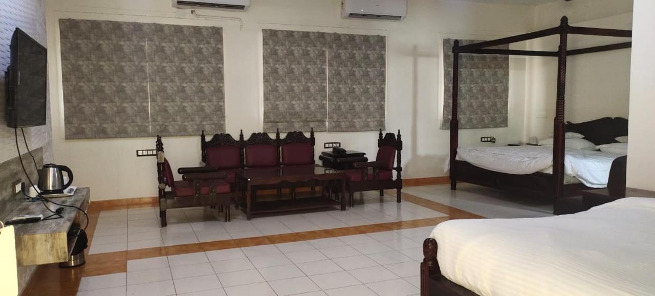 Casa Blanca - A Boutique *