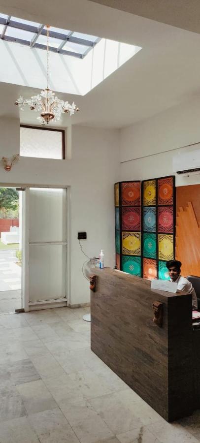 Casa Blanca - A Boutique *