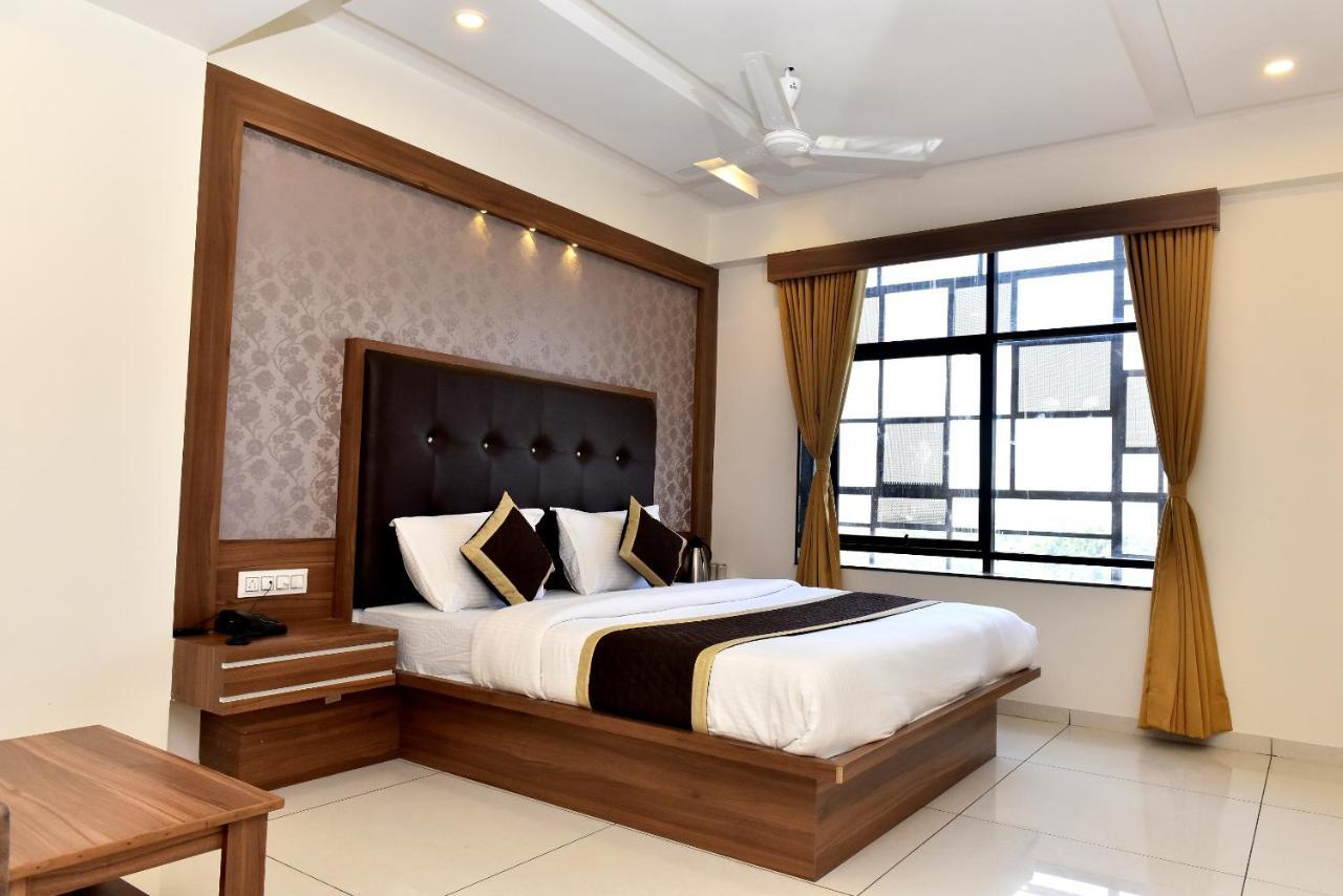 Royal Square By Sky Hotel Ahmedabad