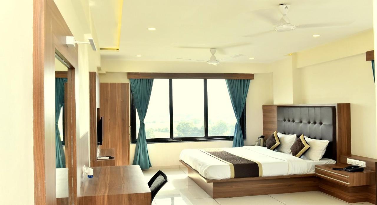 Royal Square By Sky Hotel