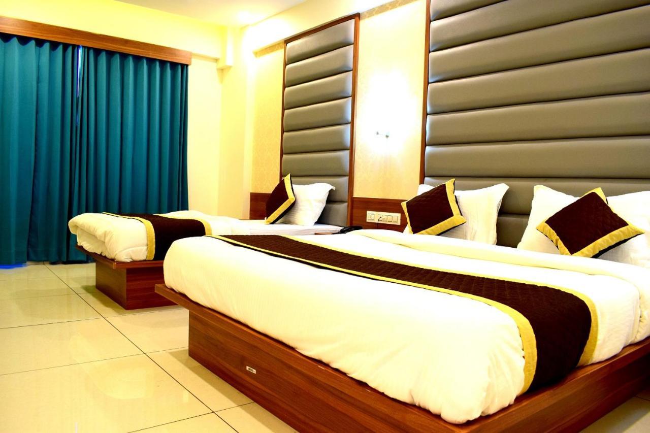 Royal Square By Sky Hotel Ahmedabad