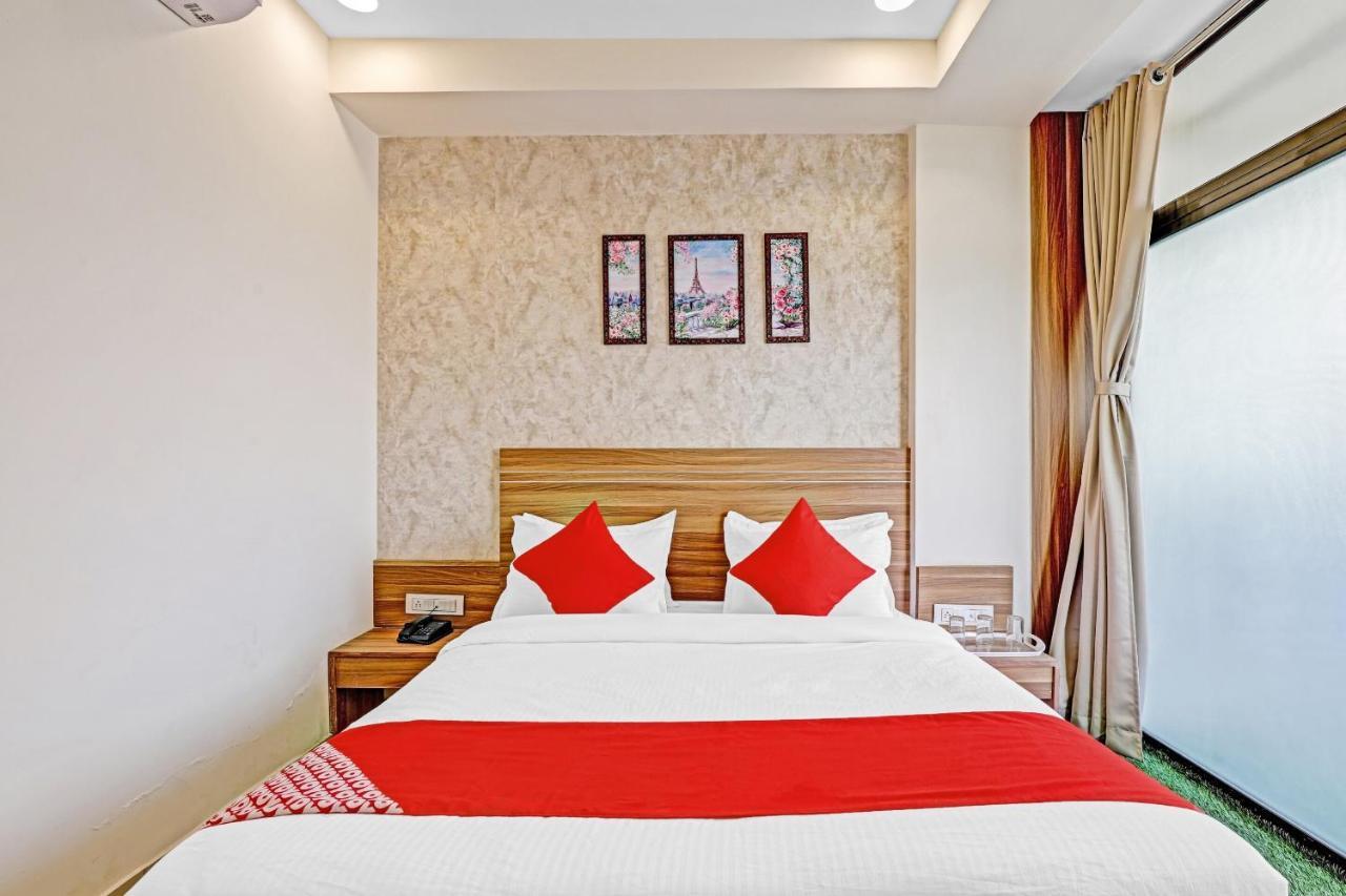 Hotel Oyo Flagship 86605 Hotel The Meriton Ahmedabad