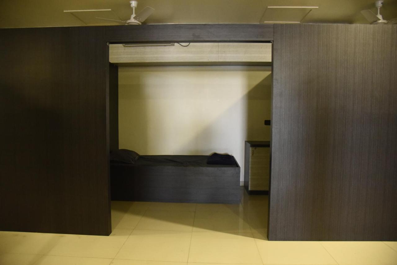 In & Out Dormitory Albergue *