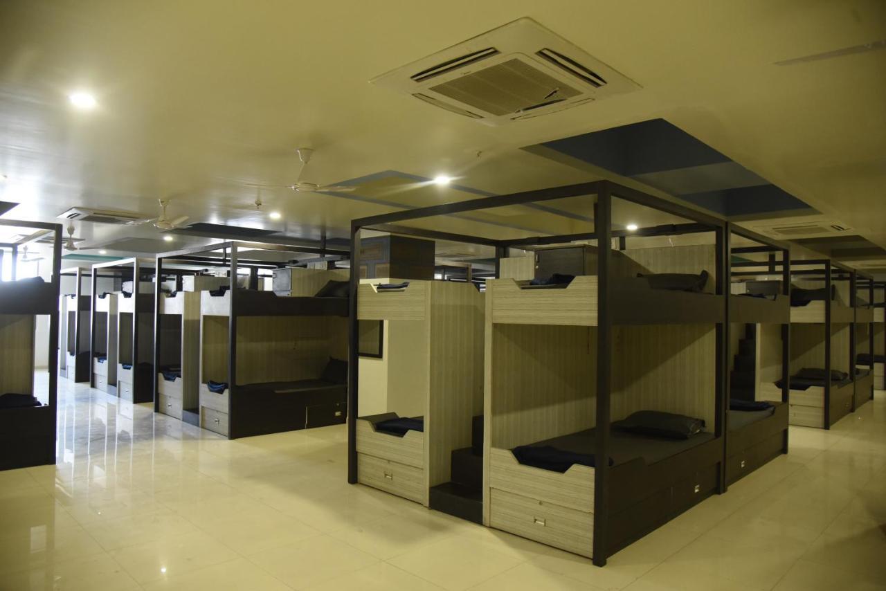 In & Out Dormitory Hostel *