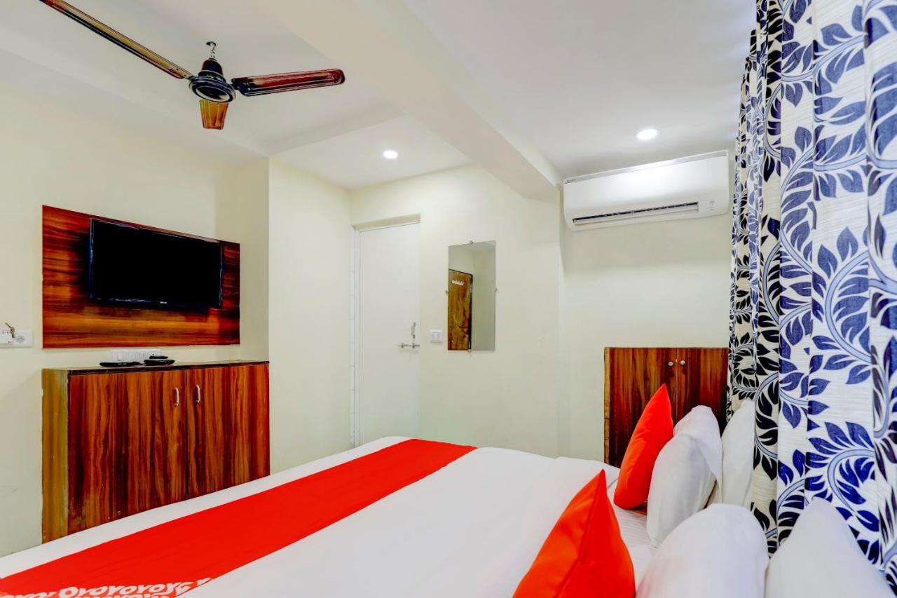 Hotel Oyo 67789 Savera Ahmedabad