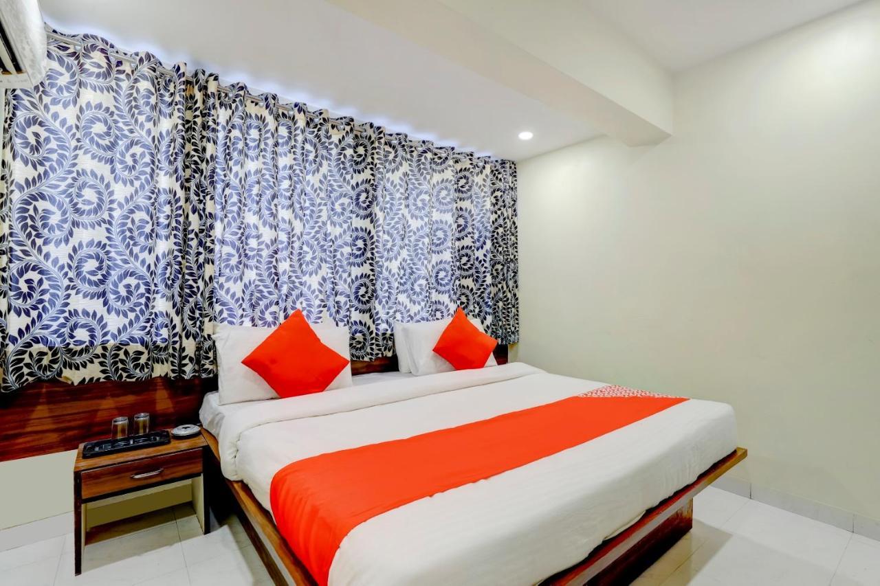 Hotel Oyo 67789 Savera Ahmedabad