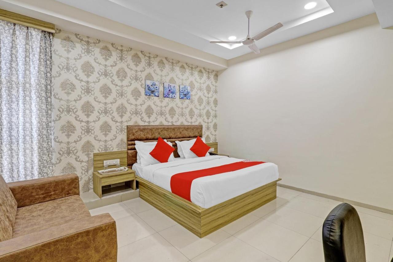 Oyo Flagship 86605 Hotel The Meriton Ahmedabad