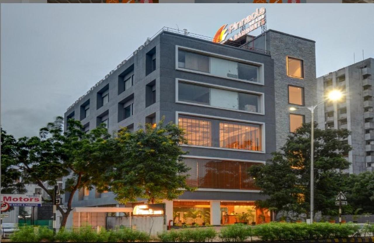 Pinnacle Grand Hotel 3*