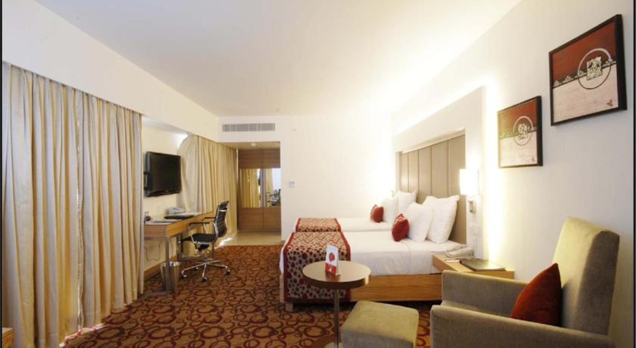Pride Plaza Hotel, 5*