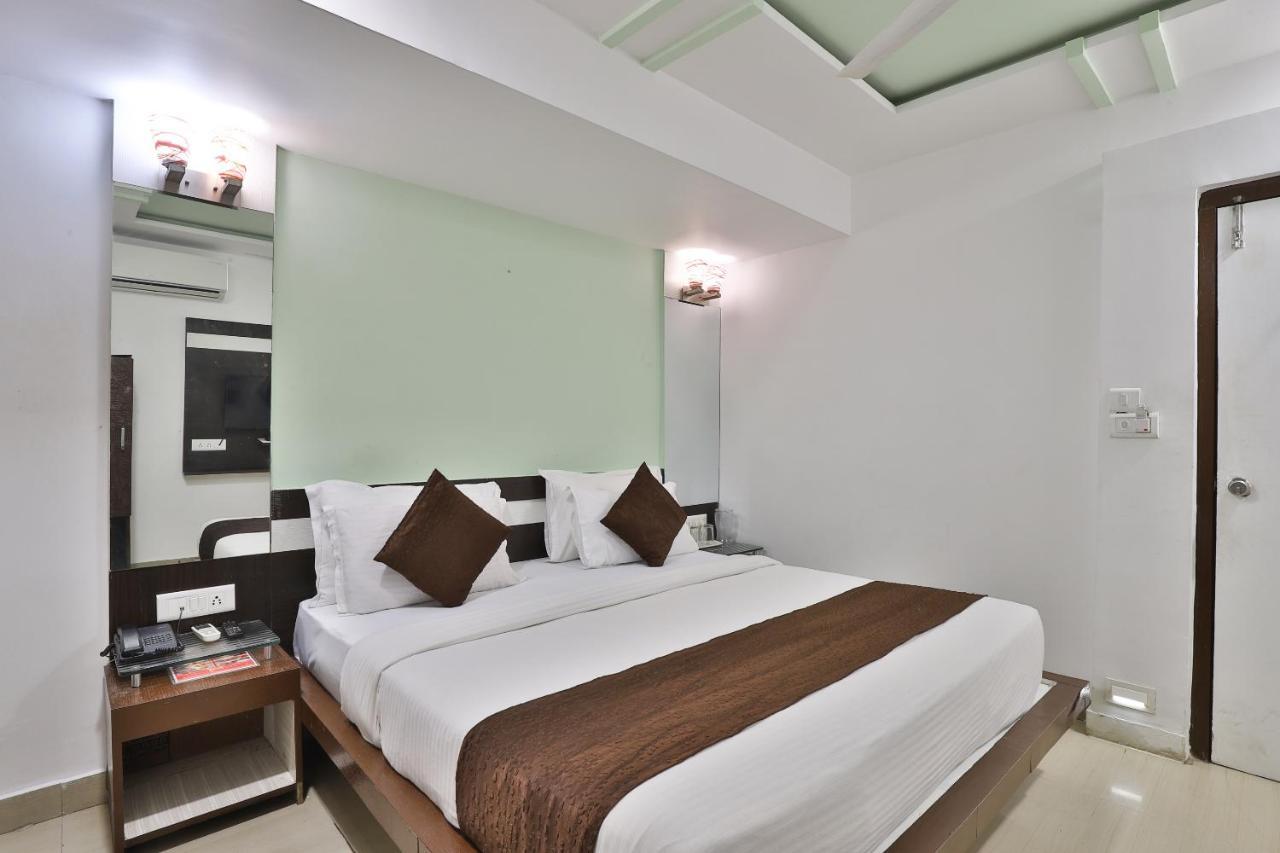 Relax Nr Pakwan Hotel