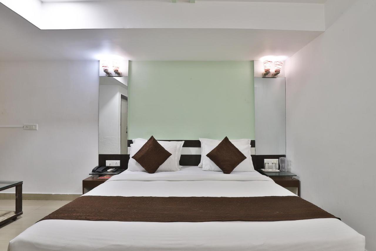 Hotel Relax Nr Pakwan Ahmedabad