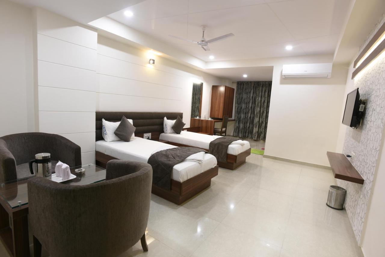 Luxura, Hotel